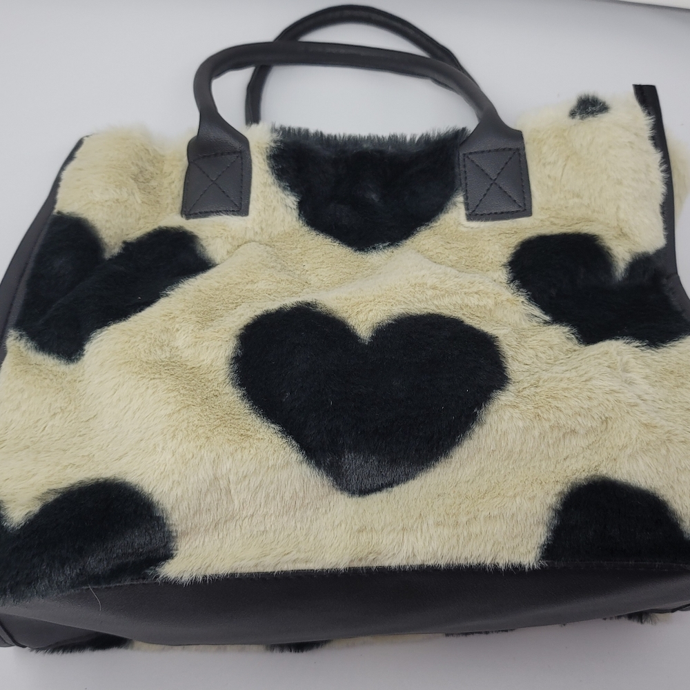 Furry heart spotted tote bag